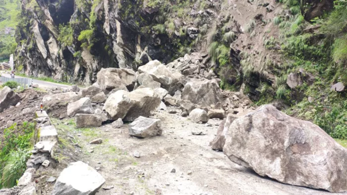 Chardham: The rock broke in the Jawari omsu on the Kedarnath highway
