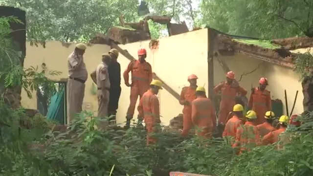 5 People died in a painful accident in Nizamuddin Patt Shah Dargah! Rescue operation continues, is expected to get more corpses