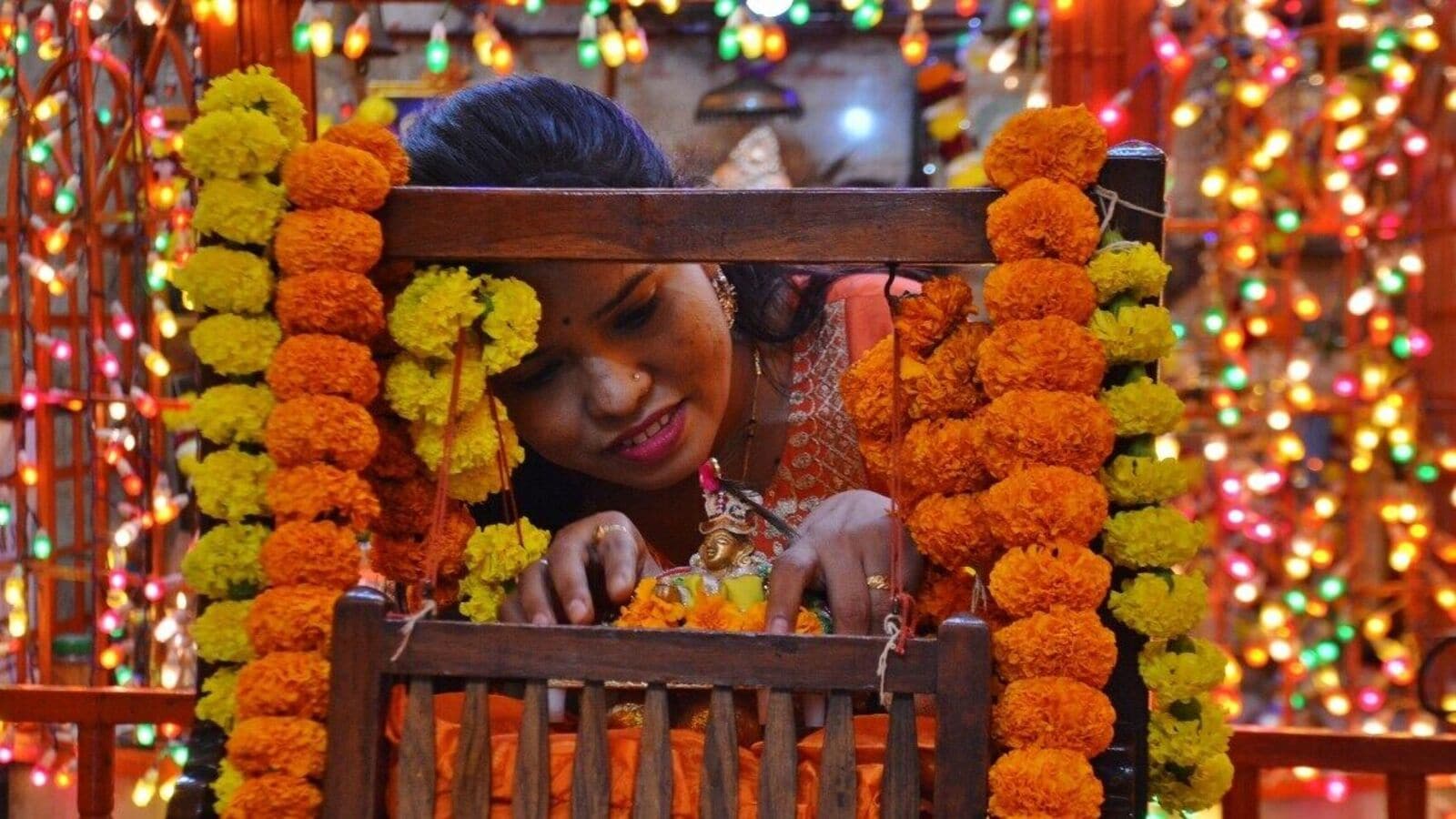 Krishna Janmashtami 2025 Wishes: Top 50 Greetings, WhatsApp messages, images to celebrate Lord Krishna’s birth