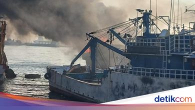 The ship caught fire in the new estuary of North Jakarta, black smoke