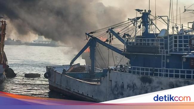 The ship caught fire in the new estuary of North Jakarta, black smoke