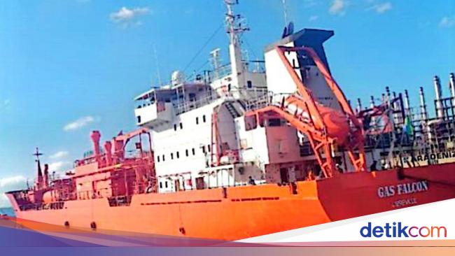 9 abk 10 months wni trapped in ships in Mozambik waters