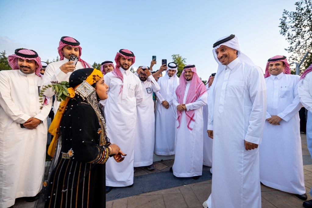 عفوية الطفولة وشغف السياحة وزير السياحة يمنح الطفلة ندى رخصة أصغر مرشدة سياحية سعودية. تابعوا…