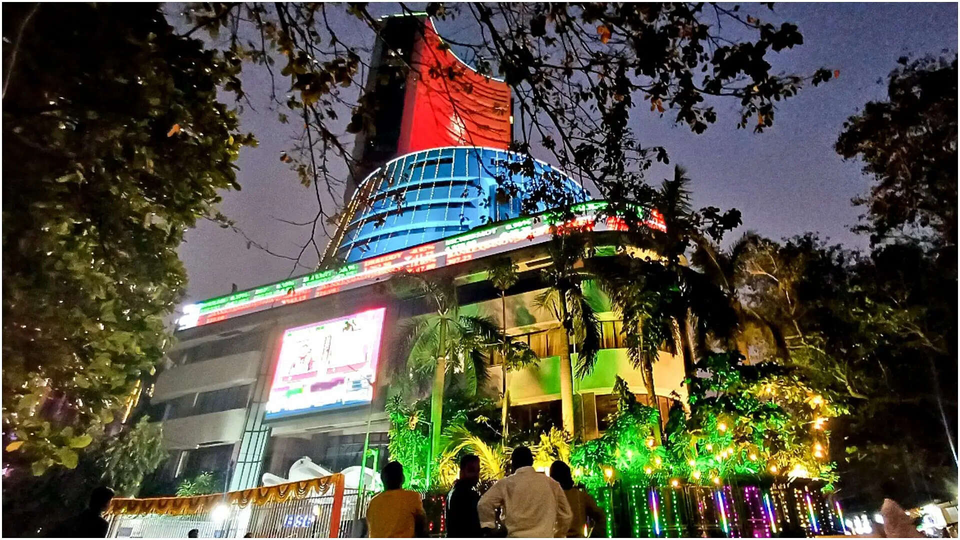Share Market has closed in red brand, Sensex breaks 550 points, Nifty below 25100