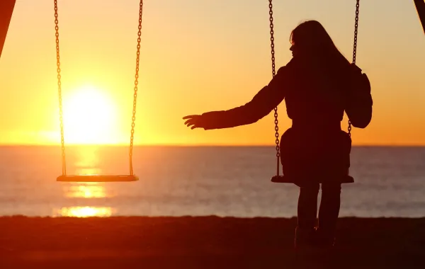 لحظات البعد غالباً ما تغلفها غصة في القلب و ألم في الروح لا يتوقف.. تعرفوا إلى أبرز العبارات…