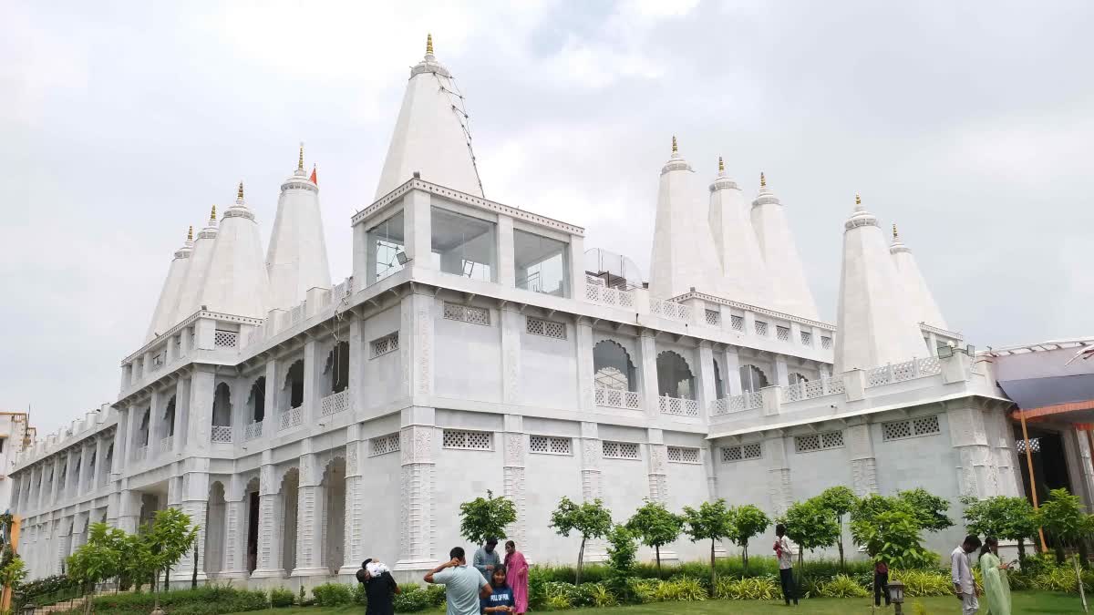 Today, 26 policemen fell on JanMashtami Day in Iskcon Temple, why the police commissioner of Delhi gave suspension