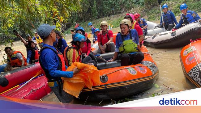Wawalkot Serang cleaning of the Cibanten River to commemorate the Republic of Indonesia