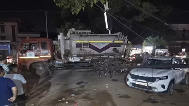 Electric cable trapped in tanker, pole falls on the car, chaos