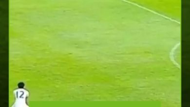 أخذه الحماس فكاد يكسر ساقيه! لاعب كرة القدم بمنتخب إندونيسيا يسقط في خندق بعمق 3 أمتار أثناء…