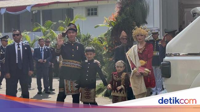 RI 80th anniversary: Gibran wears Karo -traditional clothing, Selvi dressed in Palembang’s traditional