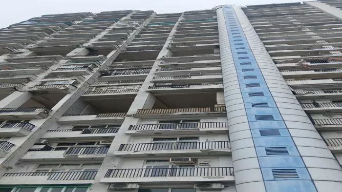 In Noida’s society, a stone of the 25th floor fell on the girl’s head, a case registered at 8; Work has been done carelessly