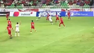 زاوية توضح مكان سقوط اللاعب الإندونيسي أثناء احتفاله بتسجيل هدف