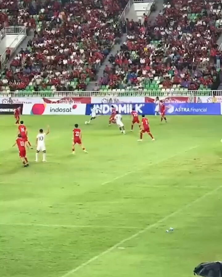 زاوية توضح مكان سقوط اللاعب الإندونيسي أثناء احتفاله بتسجيل هدف