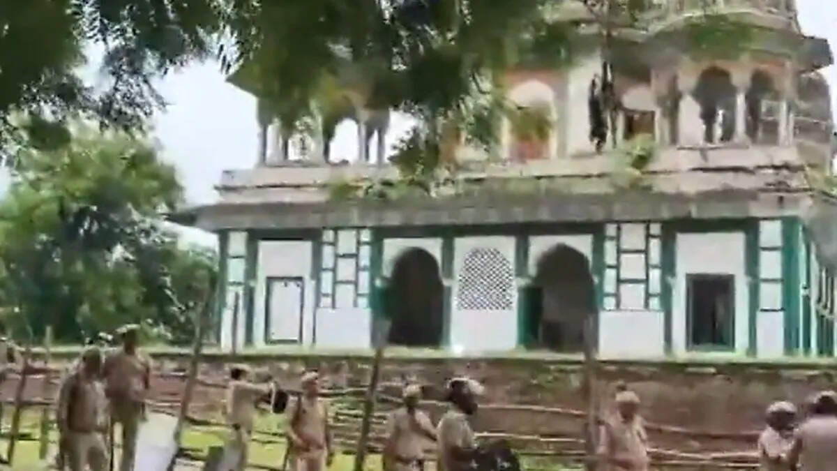 Fatehpur Temple-Kakbara dispute, Hindu groups gathered on the disputed site for worship.