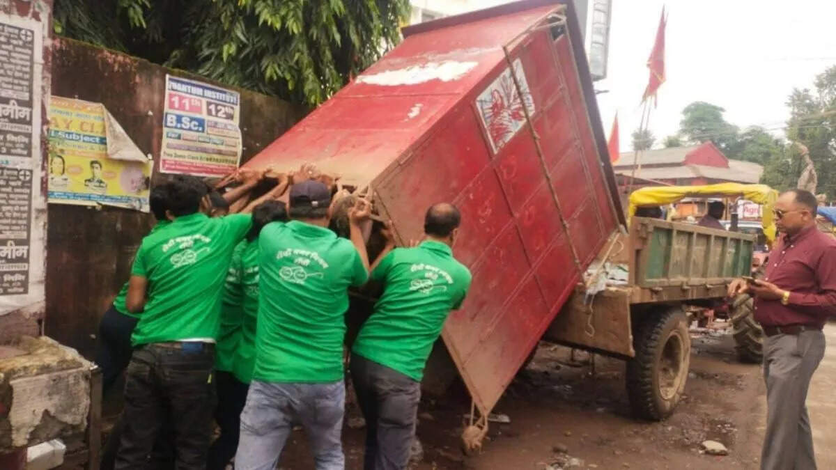 Remove the offense campaign near Haj House, remove illegal stores from JCB