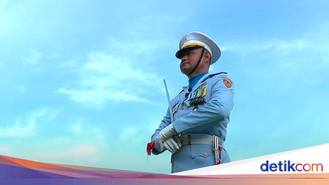 Colonel PNB Sunar Adi Wibowo became the commander of the flag reduction ceremony at the palace