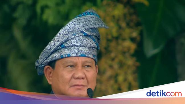 Prabowo carries Bluejak and leads the flag reduction ceremony at the palace