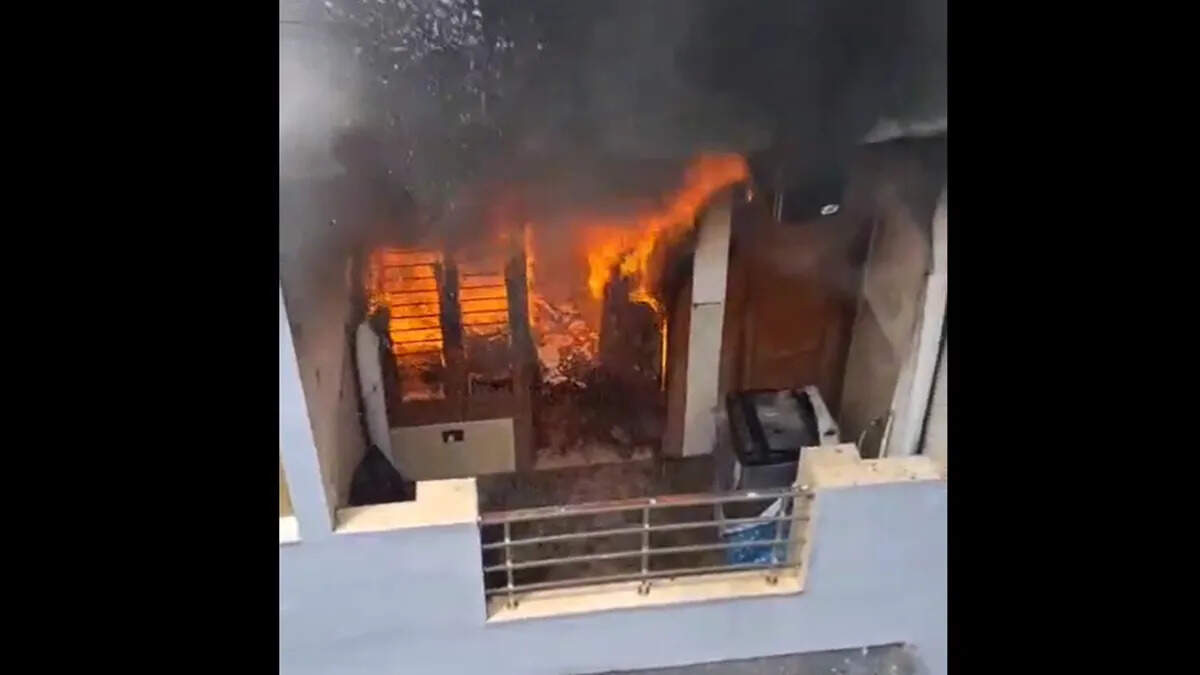 Fel Brand, fire trucks reached the place in a commercial building in Sector 10