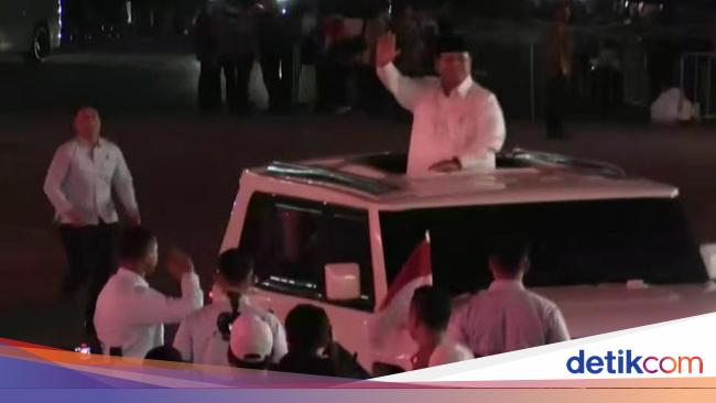 Prabowo arrived on the Monas Indonesian Carnival stage and greeted residents of the sunroof of the car