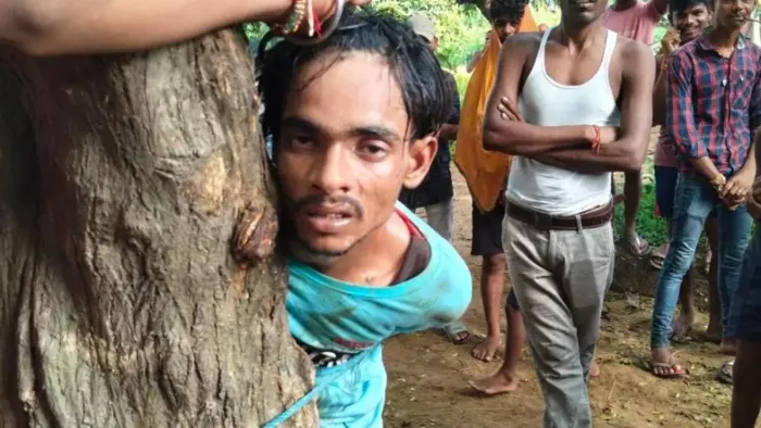The young man was beaten in Bhagalpur on charges of theft, angry people tied up the tree and hit him vehemently – hunting dishpur accused of theft tree and beaten in Angari Village