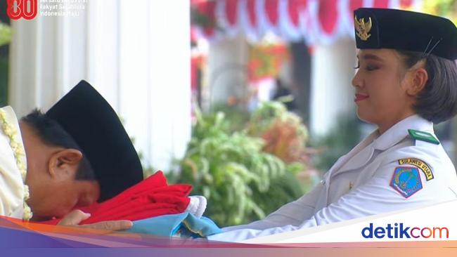 Seconds Prabowo Kissing Red and White Make Pascraka move