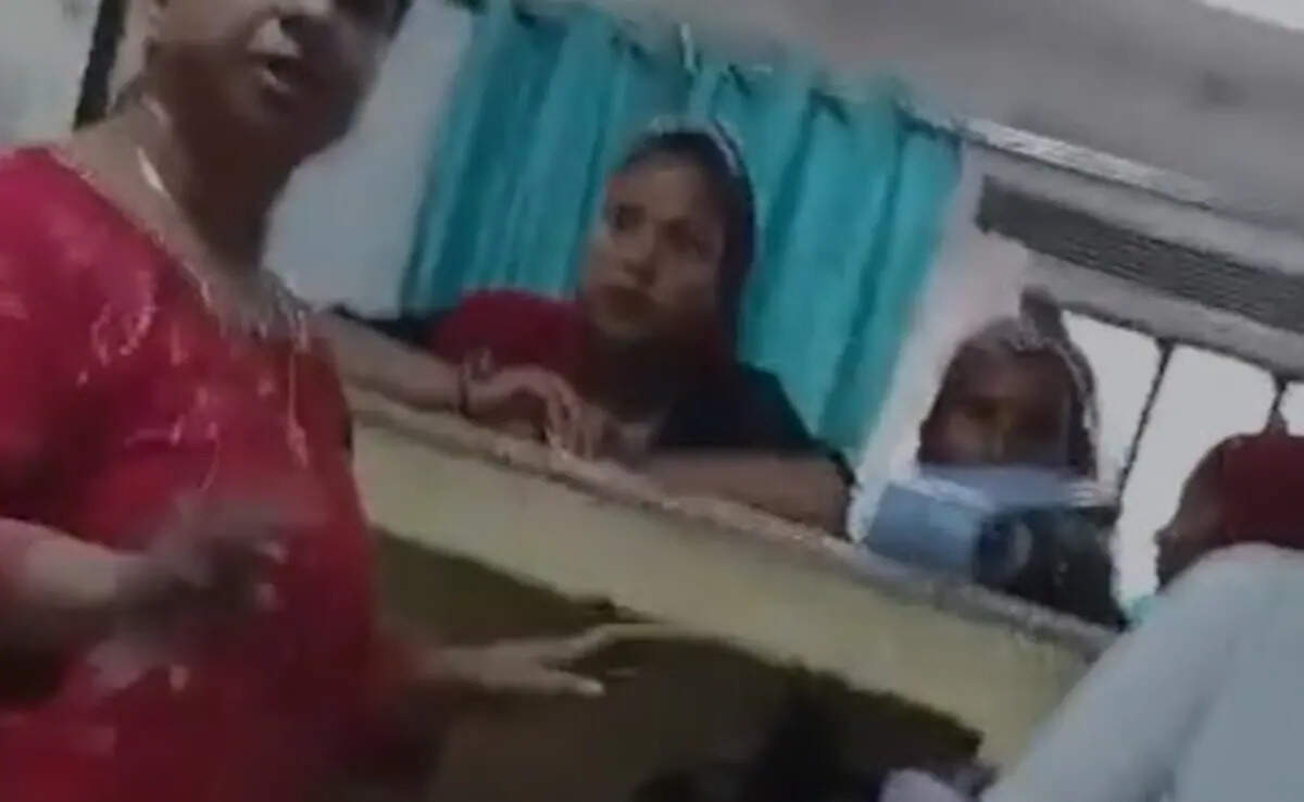 Riot about the hijab at Tonk Zanana Hospital, see in the video, a fierce debate between the doctor and the internal student has reached the battle