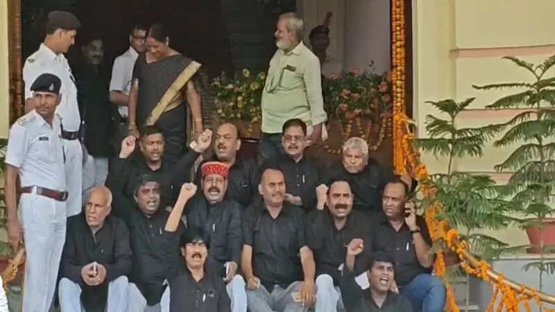 Monsoon session of the Bihar legislative meeting, rioting, opposition strongly shown at Portico, President was prevented from entering