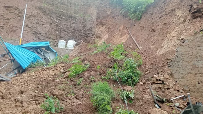 Uttarakhand News: Petrol Pump Office collapsed due to heavy landslides in Ranikhet’s Bamsuun, Employee injured – Ranikhet landslide petrol pump office falls into the Bamsyun injured injured injured