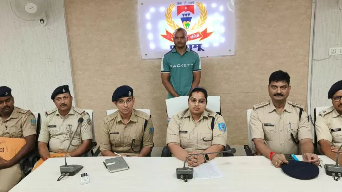 The notorious gang leader was surrendered by Palamu police, 37 cases were registered -Palamus marijuana gang leader W Singh surrendered to police