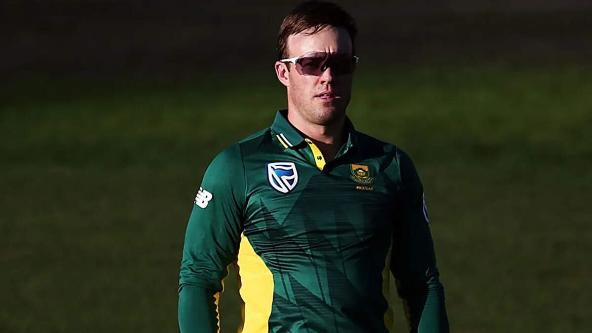 AB de Villiers’ Spiderman on the site, wonderful catch slipping near the border see video