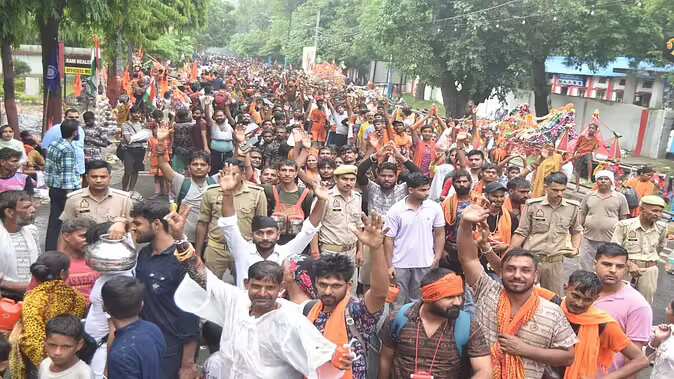 On Shivaratri there was a flood of reverence in the baby Aughdhanath -Temple, long queues of Kawandis in the early hours of the morning