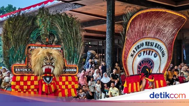 Rog Ponorogo at TMII is widely watched by residents: the Kangen Kampung medicine