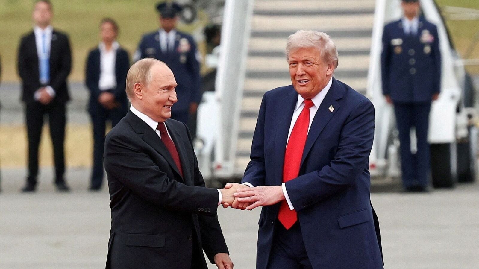 Donald Trump’s assistant Senator Lindsey Graham makes a big claim: Vladimir Putin visited Alaska because President threatened.