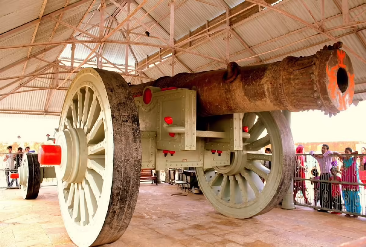 From Amer’s safety to the largest canon in the world! Watch the most important attractions of Jaigarh Fort in the video, which you will pull here