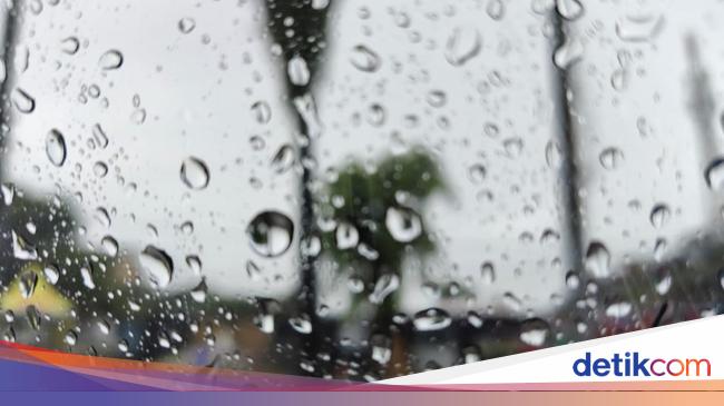 It is predicted that the Jabodetabek area will rain up to 09.00 with strong wind