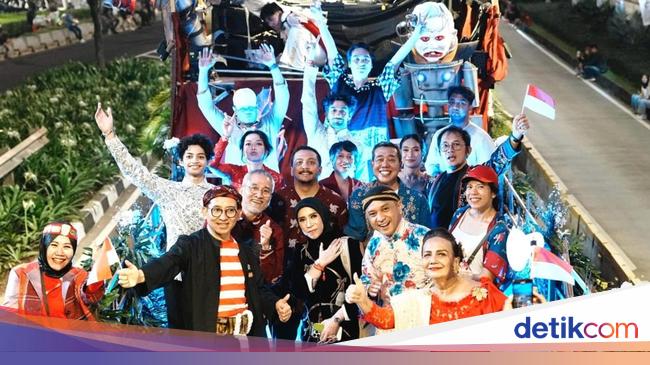 Rows of top artists in the vehicle of the Ministry of Education and Culture during the Independence Carnival