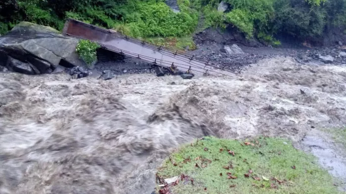 Kullu CloudBurst: The weather is not quiet … several shops, including Cloudburst in Kullu, many shops, including Bridge – Cloudburst again causes devastation in Kullu, many shops, including the bridge that was washed away.