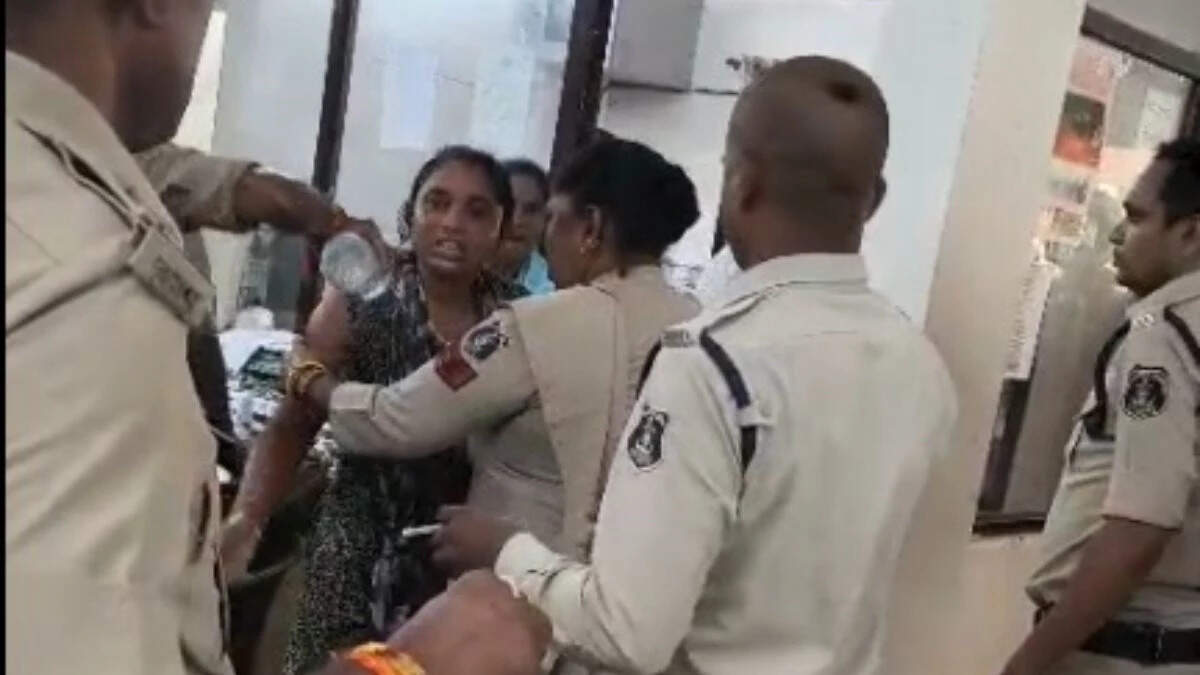 Rioting in the civilian police station: Woman threatens herself, the police have controlled herself