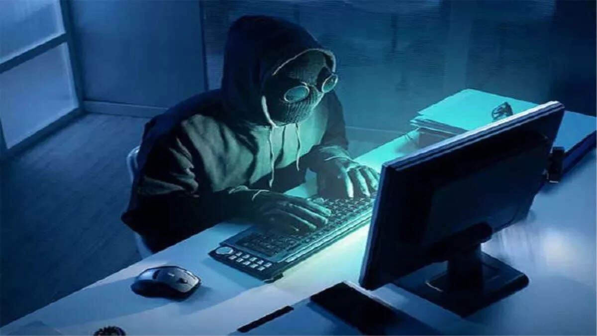 By attracting earnings, the student is a victim of cyber fraud, stolen from lakhs of rupees