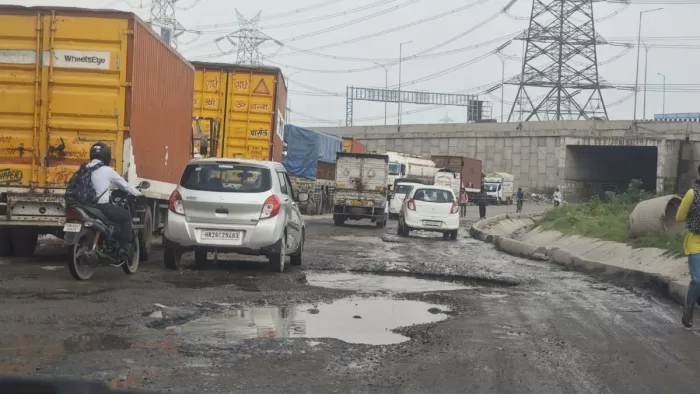 This Delhi-NCR highway causes 200 toll collection, but Service Lane is bad; People Behala – NCR Gurgaon News Delhi Jaipur Highway Service Lane full of potholes traffic