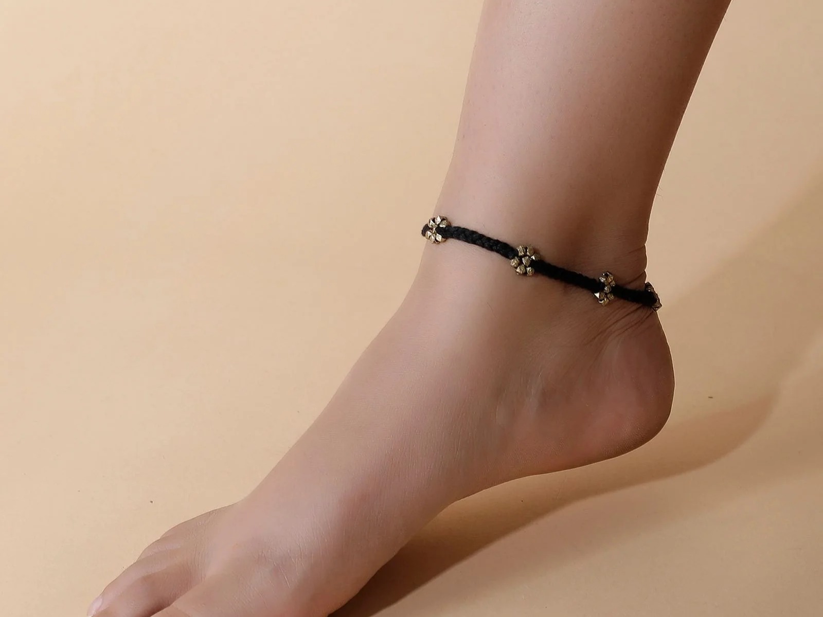 8 Benefits of wearing black thread in the leg