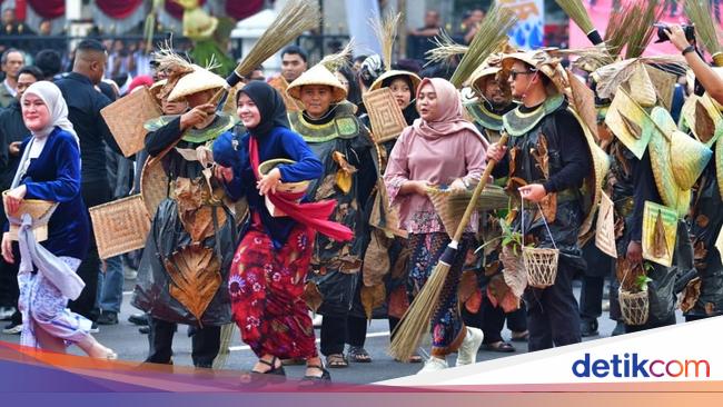 Residents of the 80th anniversary Cultural Kirab -Value of West -Java contains meaning