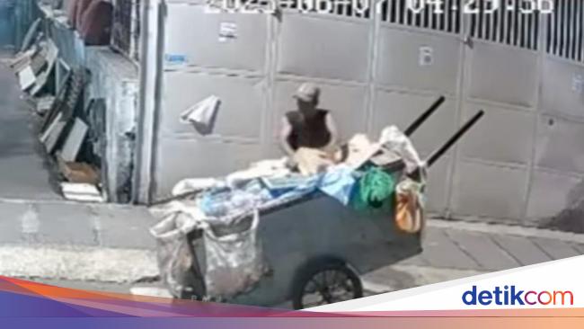 Scavengers entered the house in Central Jakarta when the owner fell asleep and then stole 3 cell phones