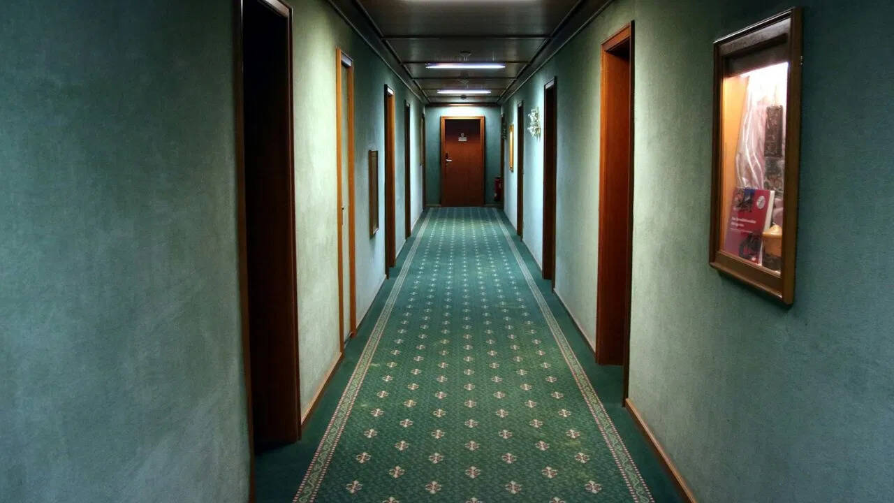 Family who returned home after vacationing at the hotel at night was seen on the wall … know the whole thing