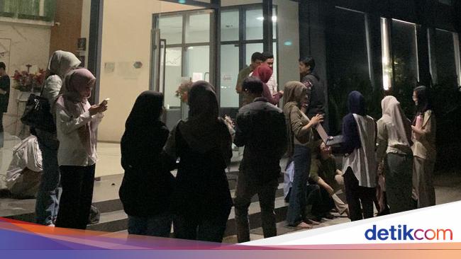 Bekasi Worker Story re -sold alive during the earthquake: hysterical building shake