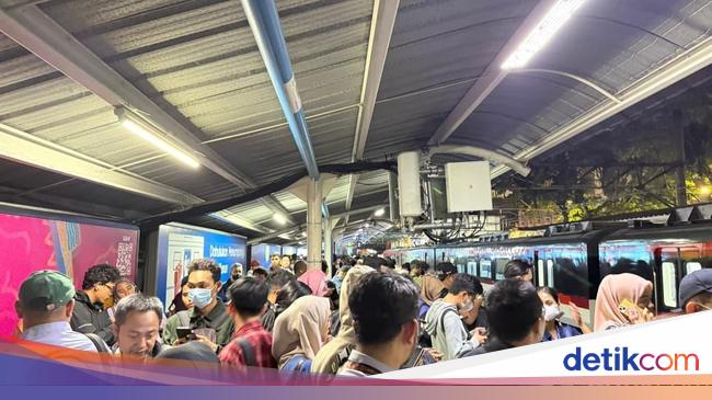 The KRL was limited by the impact of the earthquake, passengers piled up at Sudirman station