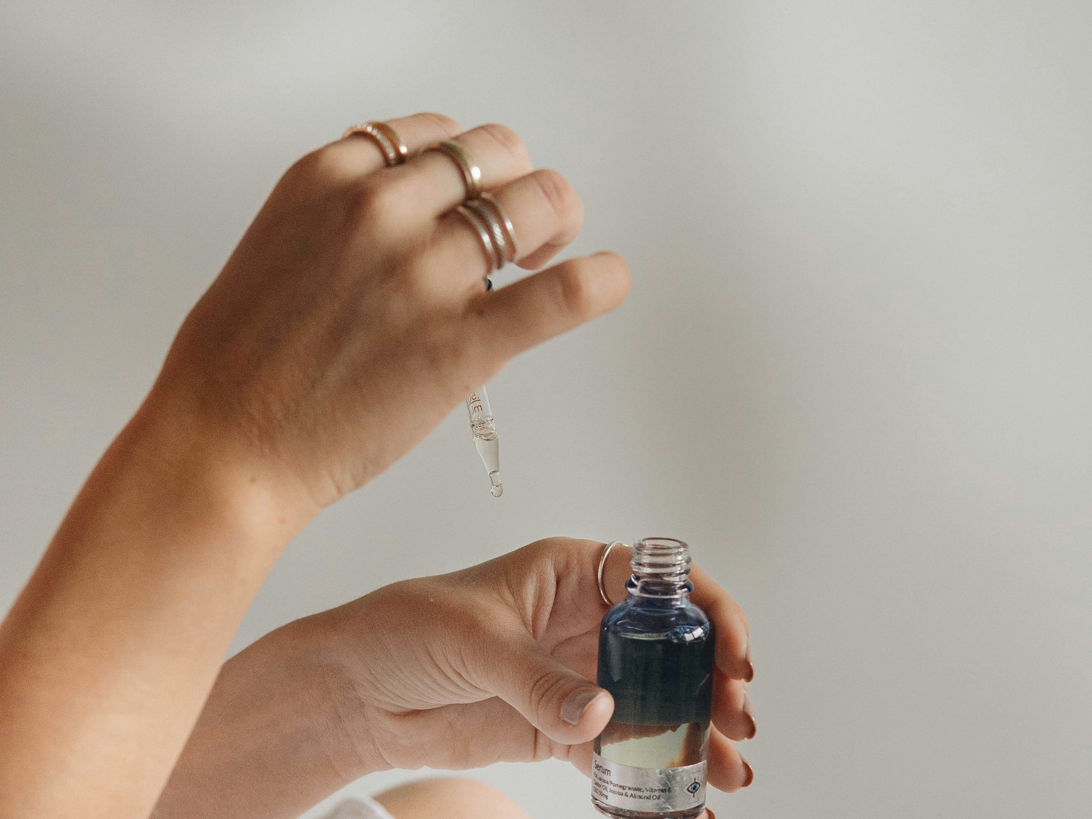 Apply this 10 moisturizing facial serum on the face