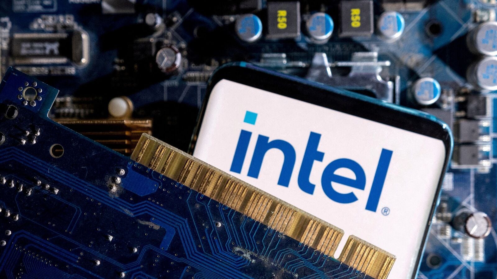 Intel in conversations with major investors for stock collaration at discounts, reports