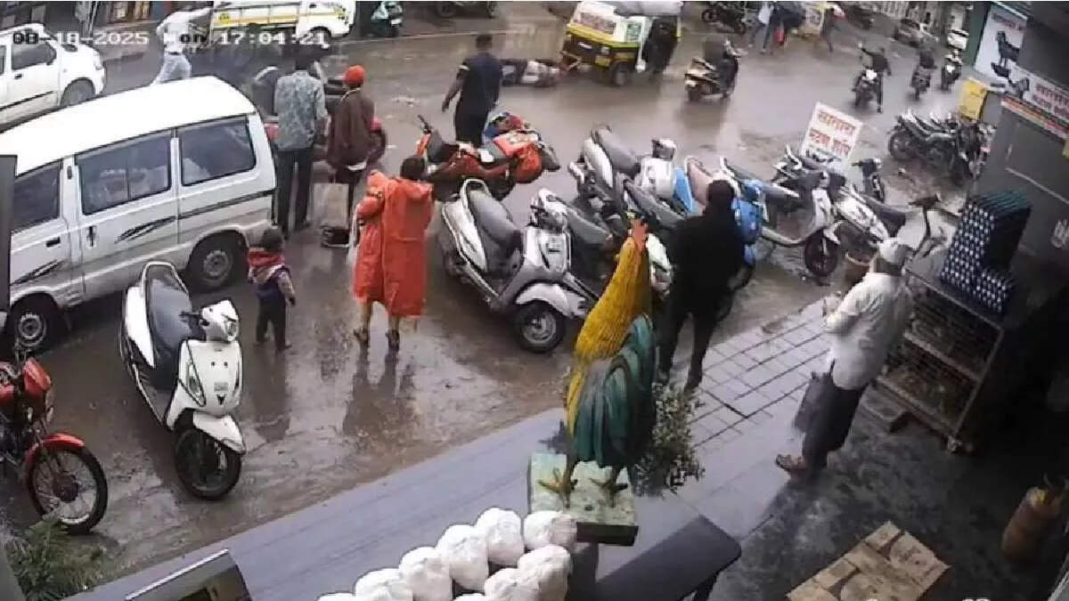 Drunk car driver dragged female traffic policeman into Satara, serious injuries
