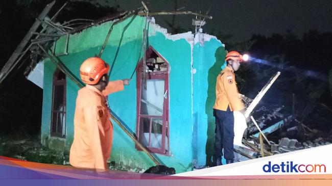 Musala in Bekasi collapsed after being struggled by the M 4.9 earthquake